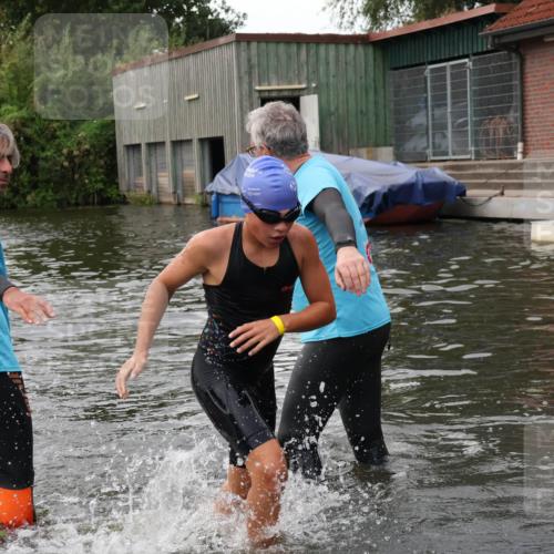 31.08.2025 - Elbe Triathlon Hamburg Luisa Fischer http://msf.ph/oto/8678779 31.08.2025 12:24:50 Schwimmen 1633, 1654 meine-sportfotos.de
