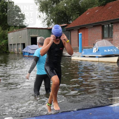 31.08.2025 - Elbe Triathlon Hamburg Luisa Fischer http://msf.ph/oto/8678781 31.08.2025 12:24:50 Schwimmen 1633, 1654 meine-sportfotos.de