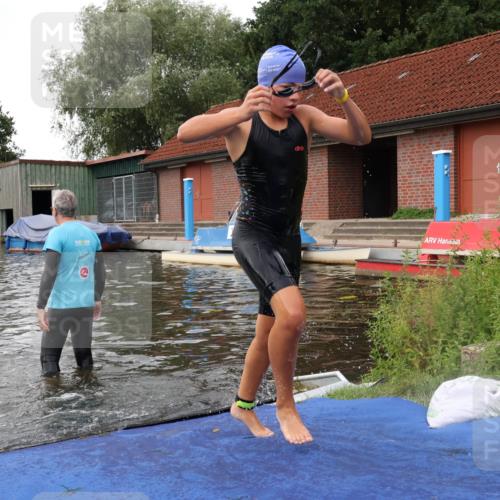31.08.2025 - Elbe Triathlon Hamburg Luisa Fischer http://msf.ph/oto/8678784 31.08.2025 12:24:51 Schwimmen 1633, 1654 meine-sportfotos.de