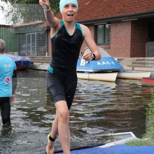 31.08.2025 - Elbe Triathlon Hamburg Luisa Fischer http://msf.ph/oto/8678792 31.08.2025 12:25:04 Schwimmen 1663 meine-sportfotos.de