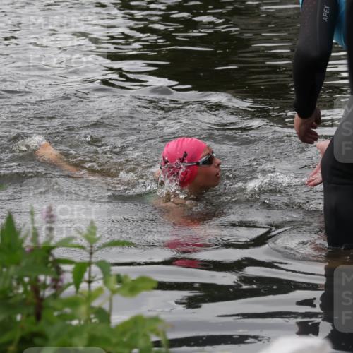 31.08.2025 - Elbe Triathlon Hamburg Luisa Fischer http://msf.ph/oto/8678883 31.08.2025 12:33:07 Schwimmen 1697 meine-sportfotos.de