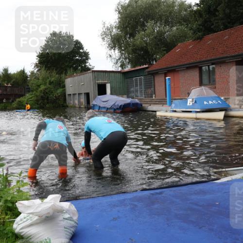 31.08.2025 - Elbe Triathlon Hamburg Luisa Fischer http://msf.ph/oto/8678966 31.08.2025 12:34:06 Schwimmen 1668, 1675, 1680 meine-sportfotos.de