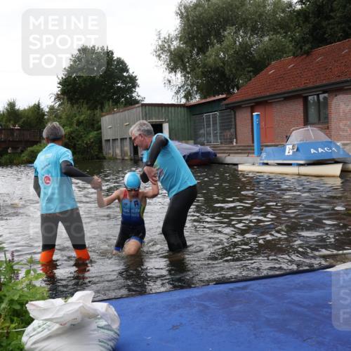 31.08.2025 - Elbe Triathlon Hamburg Luisa Fischer http://msf.ph/oto/8678970 31.08.2025 12:34:07 Schwimmen 1668, 1675, 1680 meine-sportfotos.de