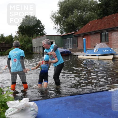 31.08.2025 - Elbe Triathlon Hamburg Luisa Fischer http://msf.ph/oto/8678972 31.08.2025 12:34:08 Schwimmen 1668, 1675, 1680 meine-sportfotos.de