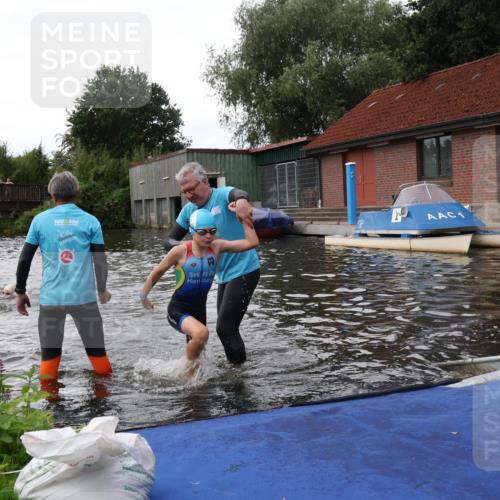 31.08.2025 - Elbe Triathlon Hamburg Luisa Fischer http://msf.ph/oto/8678974 31.08.2025 12:34:08 Schwimmen 1668, 1675, 1680 meine-sportfotos.de
