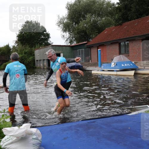31.08.2025 - Elbe Triathlon Hamburg Luisa Fischer http://msf.ph/oto/8678975 31.08.2025 12:34:08 Schwimmen 1668, 1675, 1680 meine-sportfotos.de