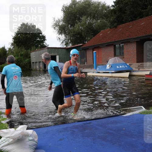 31.08.2025 - Elbe Triathlon Hamburg Luisa Fischer http://msf.ph/oto/8678977 31.08.2025 12:34:09 Schwimmen 1668, 1675, 1680, 1690 meine-sportfotos.de