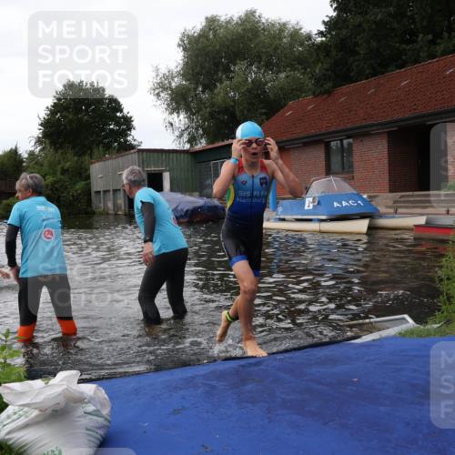 31.08.2025 - Elbe Triathlon Hamburg Luisa Fischer http://msf.ph/oto/8678981 31.08.2025 12:34:09 Schwimmen 1668, 1675, 1680, 1690 meine-sportfotos.de
