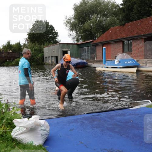 31.08.2025 - Elbe Triathlon Hamburg Luisa Fischer http://msf.ph/oto/8678992 31.08.2025 12:34:15 Schwimmen 1680, 1690 meine-sportfotos.de