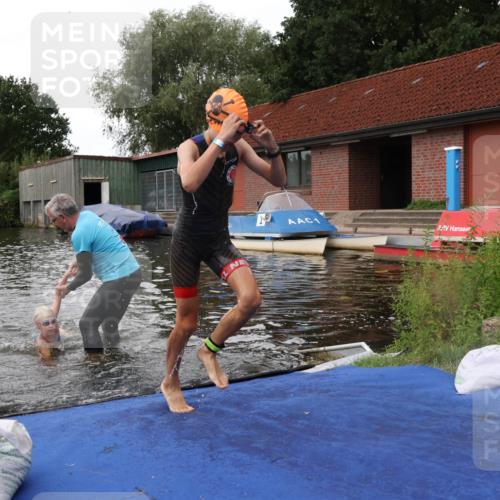31.08.2025 - Elbe Triathlon Hamburg Luisa Fischer http://msf.ph/oto/8678997 31.08.2025 12:34:16 Schwimmen 1680, 1690 meine-sportfotos.de