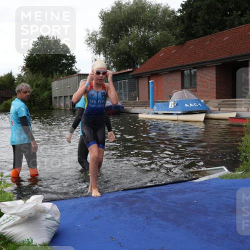 31.08.2025 - Elbe Triathlon Hamburg Luisa Fischer http://msf.ph/oto/8679003 31.08.2025 12:34:19 Schwimmen 1680, 1690 meine-sportfotos.de