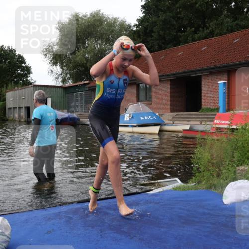 31.08.2025 - Elbe Triathlon Hamburg Luisa Fischer http://msf.ph/oto/8679007 31.08.2025 12:34:19 Schwimmen 1680, 1690 meine-sportfotos.de