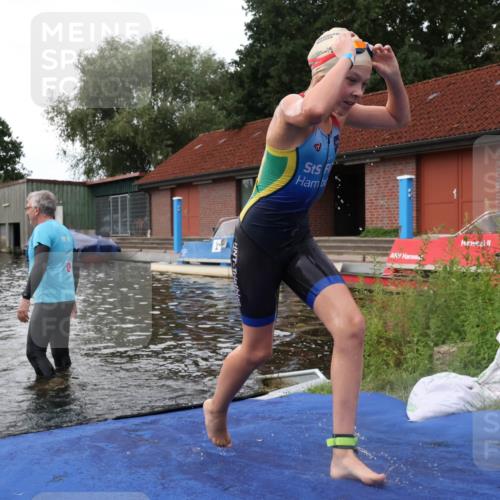 31.08.2025 - Elbe Triathlon Hamburg Luisa Fischer http://msf.ph/oto/8679009 31.08.2025 12:34:20 Schwimmen 1680, 1690 meine-sportfotos.de