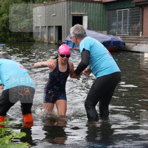 31.08.2025 - Elbe Triathlon Hamburg Luisa Fischer http://msf.ph/oto/8679011 31.08.2025 12:34:35 Schwimmen 1670, 1674, 1683, 1685 meine-sportfotos.de