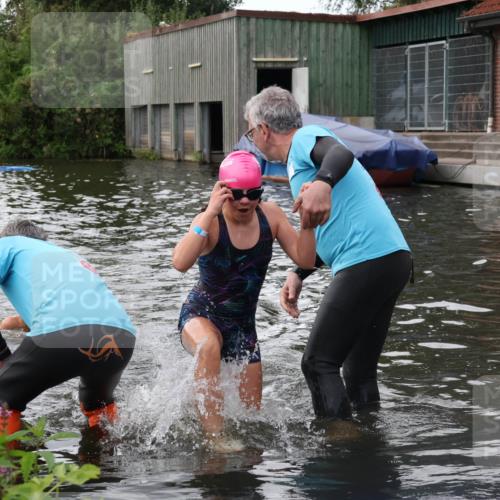 31.08.2025 - Elbe Triathlon Hamburg Luisa Fischer http://msf.ph/oto/8679012 31.08.2025 12:34:35 Schwimmen 1670, 1674, 1683, 1685 meine-sportfotos.de