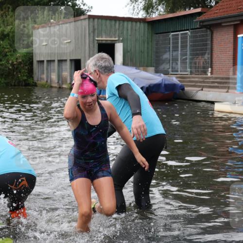 31.08.2025 - Elbe Triathlon Hamburg Luisa Fischer http://msf.ph/oto/8679014 31.08.2025 12:34:36 Schwimmen 1670, 1674, 1683, 1685 meine-sportfotos.de