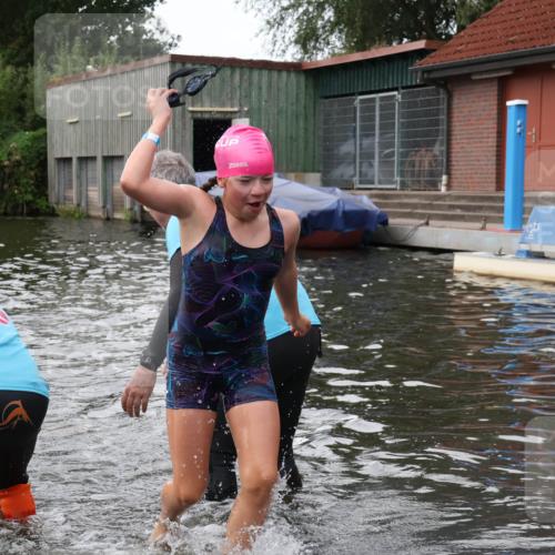 31.08.2025 - Elbe Triathlon Hamburg Luisa Fischer http://msf.ph/oto/8679015 31.08.2025 12:34:36 Schwimmen 1670, 1674, 1683, 1685 meine-sportfotos.de
