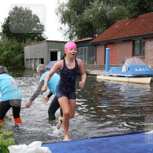 31.08.2025 - Elbe Triathlon Hamburg Luisa Fischer http://msf.ph/oto/8679017 31.08.2025 12:34:36 Schwimmen 1670, 1674, 1683, 1685 meine-sportfotos.de