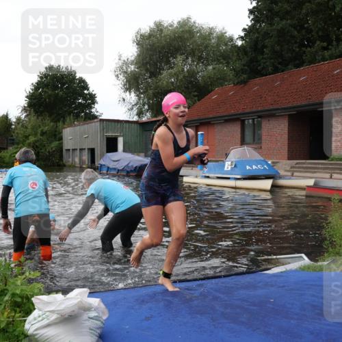 31.08.2025 - Elbe Triathlon Hamburg Luisa Fischer http://msf.ph/oto/8679019 31.08.2025 12:34:37 Schwimmen 1670, 1674, 1683, 1685 meine-sportfotos.de