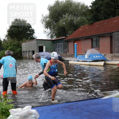 31.08.2025 - Elbe Triathlon Hamburg Luisa Fischer http://msf.ph/oto/8679027 31.08.2025 12:34:39 Schwimmen 1669, 1670, 1674, 1683, 1685, 1695 meine-sportfotos.de