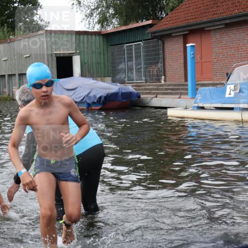 31.08.2025 - Elbe Triathlon Hamburg Luisa Fischer http://msf.ph/oto/8679036 31.08.2025 12:34:41 Schwimmen 1669, 1670, 1674, 1683, 1685, 1695 meine-sportfotos.de