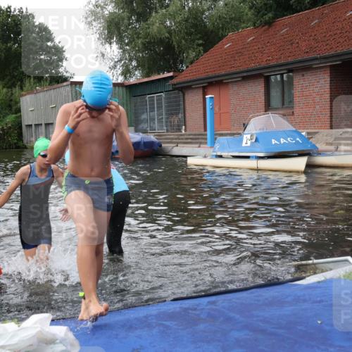 31.08.2025 - Elbe Triathlon Hamburg Luisa Fischer http://msf.ph/oto/8679039 31.08.2025 12:34:42 Schwimmen 1669, 1670, 1674, 1683, 1695 meine-sportfotos.de