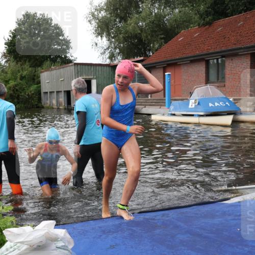31.08.2025 - Elbe Triathlon Hamburg Luisa Fischer http://msf.ph/oto/8679059 31.08.2025 12:34:47 Schwimmen 1669, 1670, 1683, 1684, 1686, 1695 meine-sportfotos.de
