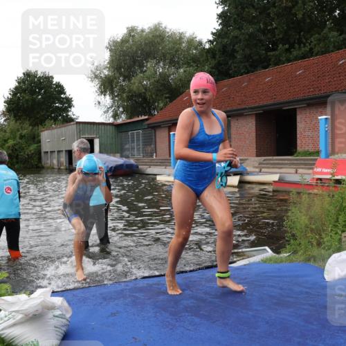 31.08.2025 - Elbe Triathlon Hamburg Luisa Fischer http://msf.ph/oto/8679062 31.08.2025 12:34:47 Schwimmen 1669, 1670, 1683, 1684, 1686, 1695 meine-sportfotos.de