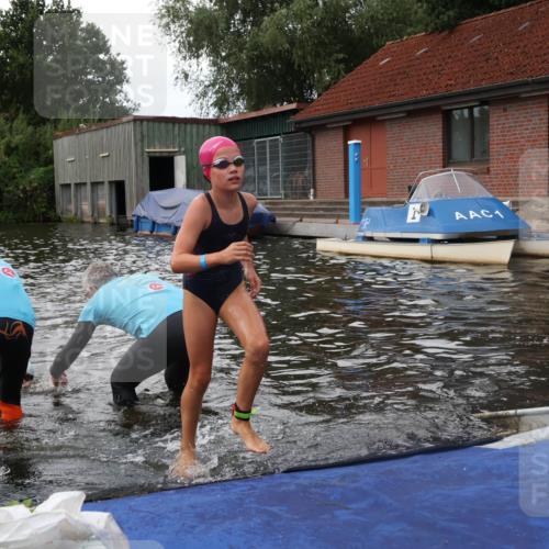 31.08.2025 - Elbe Triathlon Hamburg Luisa Fischer http://msf.ph/oto/8679077 31.08.2025 12:34:52 Schwimmen 1669, 1684, 1686, 1687, 1695, 1696 meine-sportfotos.de