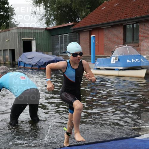 31.08.2025 - Elbe Triathlon Hamburg Luisa Fischer http://msf.ph/oto/8679087 31.08.2025 12:34:55 Schwimmen 1671, 1684, 1686, 1687, 1696, 1698 meine-sportfotos.de