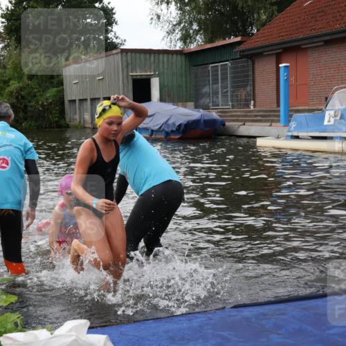 31.08.2025 - Elbe Triathlon Hamburg Luisa Fischer http://msf.ph/oto/8679096 31.08.2025 12:34:58 Schwimmen 1671, 1684, 1687, 1688, 1696, 1698 meine-sportfotos.de