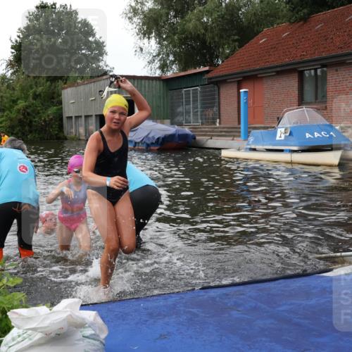 31.08.2025 - Elbe Triathlon Hamburg Luisa Fischer http://msf.ph/oto/8679098 31.08.2025 12:34:58 Schwimmen 1671, 1684, 1687, 1688, 1696, 1698 meine-sportfotos.de