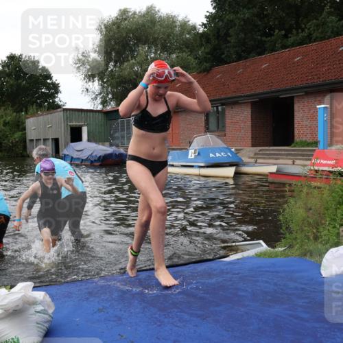 31.08.2025 - Elbe Triathlon Hamburg Luisa Fischer http://msf.ph/oto/8679117 31.08.2025 12:35:04 Schwimmen 1671, 1672, 1678, 1687, 1688, 1693, 1698 meine-sportfotos.de