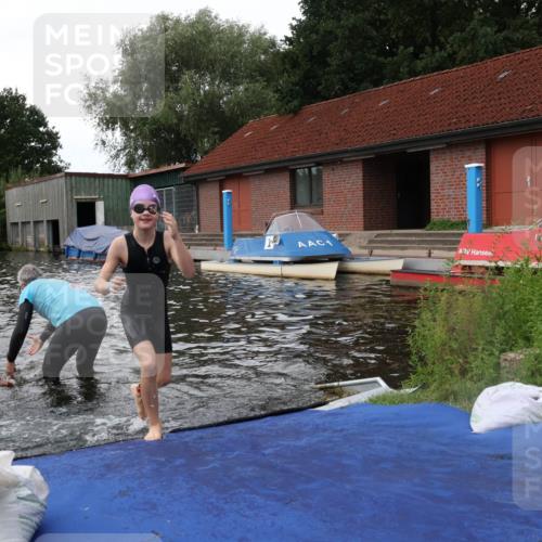 31.08.2025 - Elbe Triathlon Hamburg Luisa Fischer http://msf.ph/oto/8679122 31.08.2025 12:35:05 Schwimmen 1671, 1672, 1678, 1688, 1693, 1698 meine-sportfotos.de