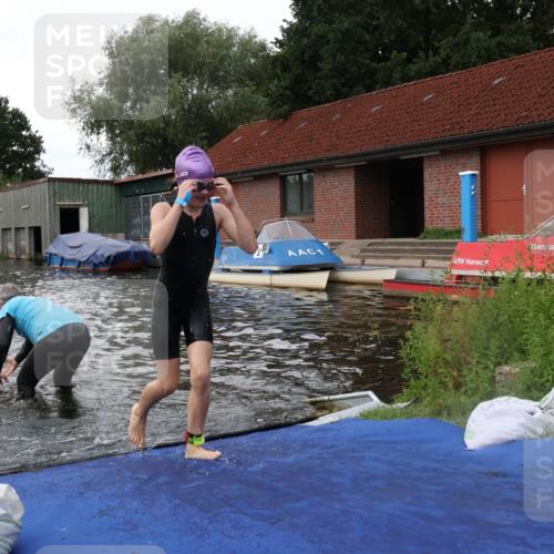 31.08.2025 - Elbe Triathlon Hamburg Luisa Fischer http://msf.ph/oto/8679123 31.08.2025 12:35:06 Schwimmen 1671, 1672, 1678, 1688, 1693, 1698 meine-sportfotos.de