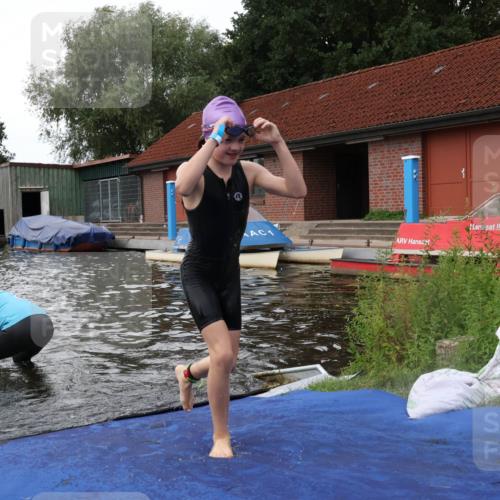 31.08.2025 - Elbe Triathlon Hamburg Luisa Fischer http://msf.ph/oto/8679125 31.08.2025 12:35:06 Schwimmen 1671, 1672, 1678, 1688, 1693, 1698 meine-sportfotos.de