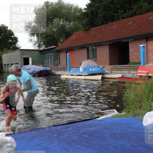 31.08.2025 - Elbe Triathlon Hamburg Luisa Fischer http://msf.ph/oto/8679129 31.08.2025 12:35:08 Schwimmen 1671, 1672, 1678, 1688, 1693, 1698 meine-sportfotos.de