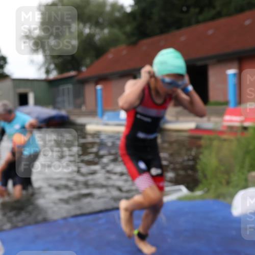 31.08.2025 - Elbe Triathlon Hamburg Luisa Fischer http://msf.ph/oto/8679134 31.08.2025 12:35:09 Schwimmen 1672, 1678, 1688, 1693, 1698 meine-sportfotos.de