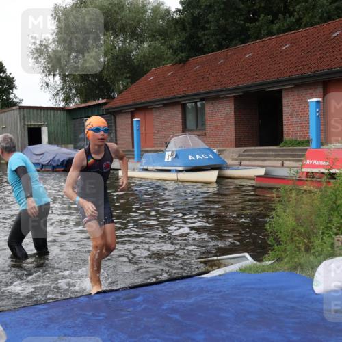 31.08.2025 - Elbe Triathlon Hamburg Luisa Fischer http://msf.ph/oto/8679139 31.08.2025 12:35:10 Schwimmen 1672, 1678, 1688, 1693 meine-sportfotos.de