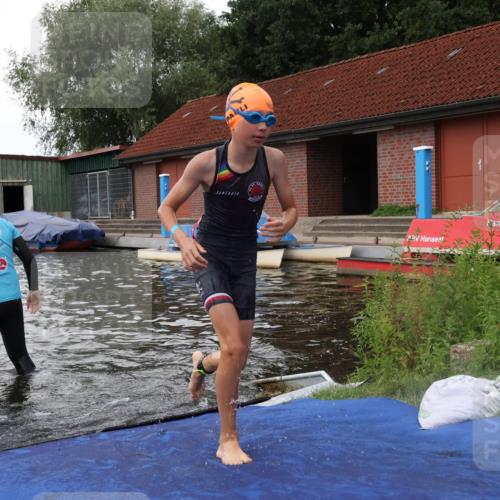 31.08.2025 - Elbe Triathlon Hamburg Luisa Fischer http://msf.ph/oto/8679143 31.08.2025 12:35:11 Schwimmen 1672, 1678, 1693 meine-sportfotos.de
