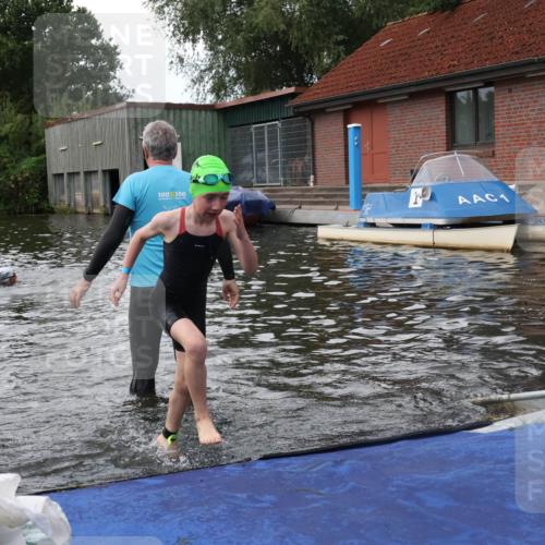 31.08.2025 - Elbe Triathlon Hamburg Luisa Fischer http://msf.ph/oto/8679144 31.08.2025 12:35:13 Schwimmen 1672, 1678, 1693 meine-sportfotos.de