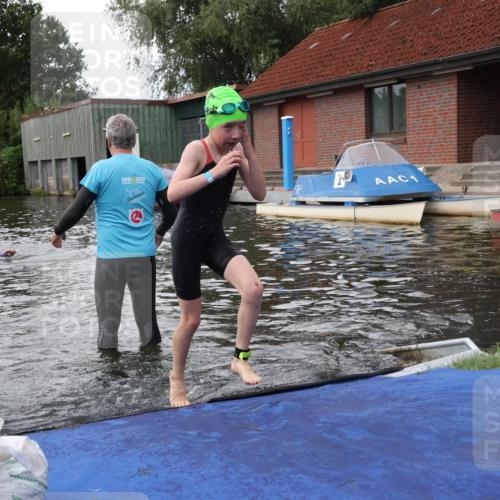 31.08.2025 - Elbe Triathlon Hamburg Luisa Fischer http://msf.ph/oto/8679146 31.08.2025 12:35:13 Schwimmen 1672, 1678, 1693 meine-sportfotos.de
