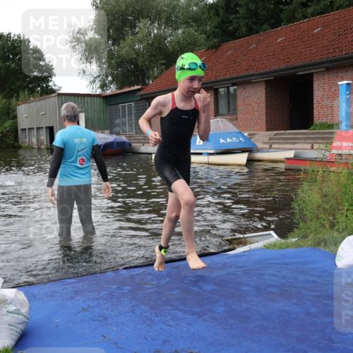 31.08.2025 - Elbe Triathlon Hamburg Luisa Fischer http://msf.ph/oto/8679147 31.08.2025 12:35:13 Schwimmen 1672, 1678, 1693 meine-sportfotos.de