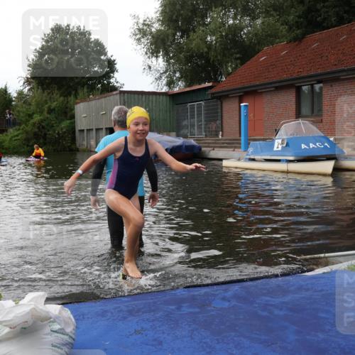 31.08.2025 - Elbe Triathlon Hamburg Luisa Fischer http://msf.ph/oto/8679205 31.08.2025 12:36:05 Schwimmen 1699 meine-sportfotos.de