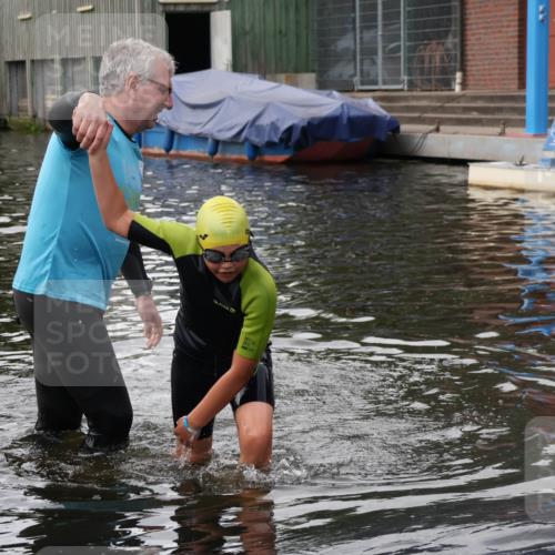 31.08.2025 - Elbe Triathlon Hamburg Luisa Fischer http://msf.ph/oto/8679222 31.08.2025 12:36:35 Schwimmen 1682 meine-sportfotos.de