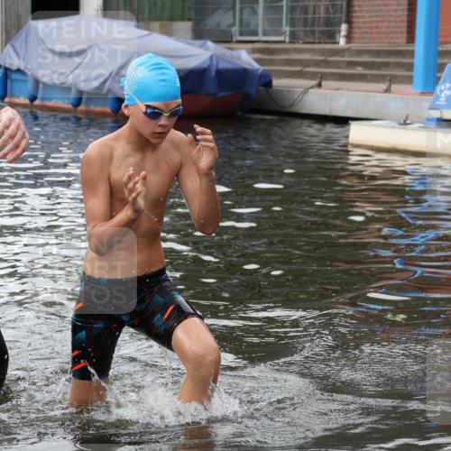 31.08.2025 - Elbe Triathlon Hamburg Luisa Fischer http://msf.ph/oto/8679242 31.08.2025 12:36:52 Schwimmen 1681, 1692 meine-sportfotos.de