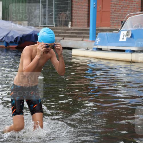 31.08.2025 - Elbe Triathlon Hamburg Luisa Fischer http://msf.ph/oto/8679245 31.08.2025 12:36:53 Schwimmen 1681, 1692 meine-sportfotos.de