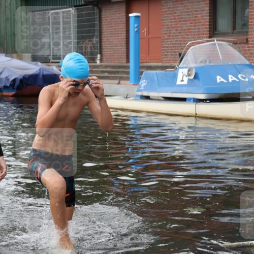 31.08.2025 - Elbe Triathlon Hamburg Luisa Fischer http://msf.ph/oto/8679247 31.08.2025 12:36:53 Schwimmen 1681, 1692 meine-sportfotos.de