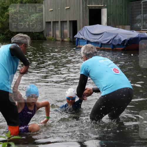 31.08.2025 - Elbe Triathlon Hamburg Luisa Fischer http://msf.ph/oto/8679258 31.08.2025 12:46:44 Schwimmen 1701, 1714, 1724 meine-sportfotos.de