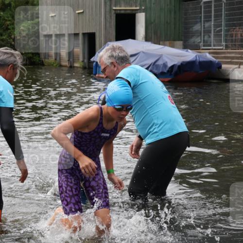 31.08.2025 - Elbe Triathlon Hamburg Luisa Fischer http://msf.ph/oto/8679263 31.08.2025 12:46:45 Schwimmen 1701, 1714, 1724 meine-sportfotos.de